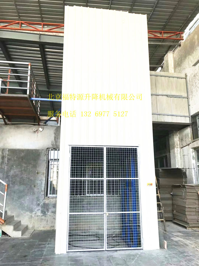 外帶彩鋼板導軌式升降機